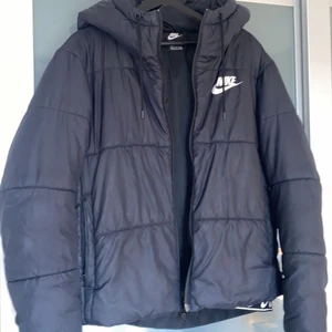 Från Nike i storlek M - Haft jackan nått år och använt några gånger men jackan är i bra skick utan hål eller missfärgningar. Väldigt oversized för er som tycker om det och håller värmen bra.
