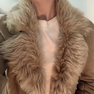 Brun kappa - Härlig brun kappa från Amoress Stockholm i äkta skinn🍂🤎 Mycket bra skick