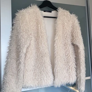 Från Gina Tricot i storlek XS - Lite äldre men bara använd några få gånger.