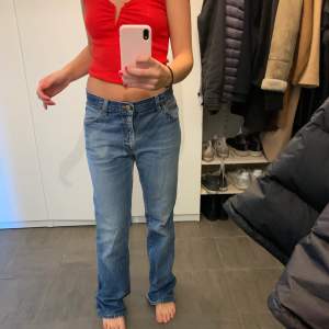 Sjukt snygga jeans från 90 talet, jag är 170 och jeansen är långa på mig💕BUDA!! Köparen står för frakt 