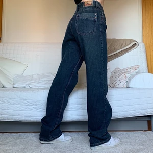Baggy Diesel Jeans - Säljer dessa coola jeans från Diesel - står tyvärr ingen storlek på men midjemåttet är 85cm och innerbenslängden 87cm, jag på bilderna är 172cm och brukar bära storlek 38/W28/S-M❤️