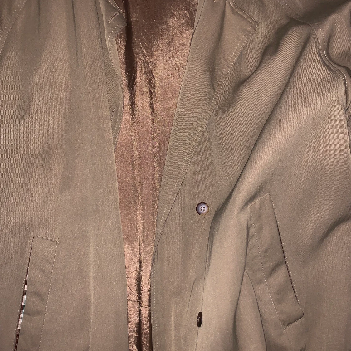 En brun kort kappa - 90