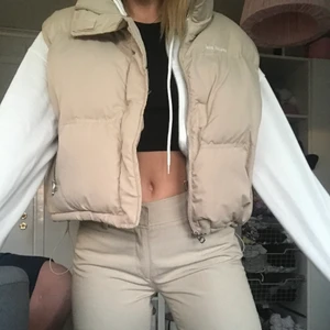 Väst - Jätte snygg beige väst i storlek L. Jag är själv en S men tycker att det är snyggt att den sitter ganska oversized men att den ändå är croppad! 