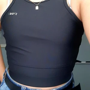 Stronger överdel  150kr - Tränsingstopp (stronger) storlek xs jag personligen har xs i allt men detta plagget sitter väldigt tajt runt magen  så om du har själv xs men lite smalare runt magen så är denna nog bra för dig. Jag köpte denna begagnad men nu skickar jag vidare detta plagget. 150 kr+frakt