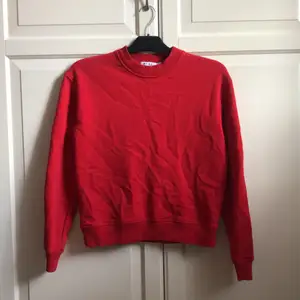 Röd sweat-shirt från NA-KD. Fint skick då den inte är särskillt använd!