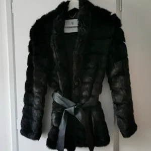 Fuskpälsjacka Chiara Forthi Milano - Fuskpälsjacka från bubbleroom, använd ett fåtal ggr. Djur och rökfritt hem. Jackan är fodrad. 