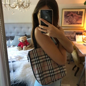 Burberry print bag  - 👜En super fin mellan-stor handväska perfekt för en vintage Burberry look. Väskan är vändbar och kan därför ha burberry mönstret på utsidan och på insidan med svart utsida. Vid intresse finns det självklart fler bilder! 👜  Spårbar frakt kostnad: 66kr upp till 1kg📯📦