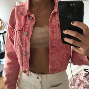 ROSA JEANSJACKA - jeansjacka köpte på zara som är croped. knappast använd o i super fin kvalite