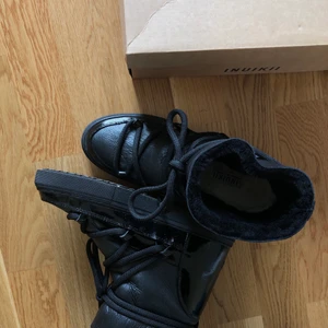 Inuikii  - Säljer mina helt nya inuikiis i gloss black då de tyvärr inte kommit till användning! De är köpta i december förra året och använda tre gånger. De är köpta på boozt.com för 2799kr. De passar mig bra som är storlek 38/39. Buda från 1100kr 😇