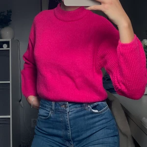 Stickad tröja - En superfin rosa stickad tröja från HM. Knappt använd. Tröjan är i superfint skick. Säljes då den inte används!!💓