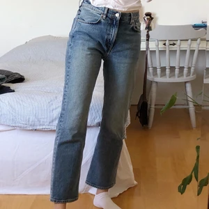 Arket jeans  - Perfekta Jeans i grym kvalitet från ARKET som är tillverkade av organic cotton . Waist 27 och jag på bilden är 1,70 cm som referens.  FLARED CROPPED STRETCH - heter modellen!!! ⚡️Nypris ca 750kr (knappt använda) 