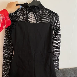 Byxdress - Svart byxdress med två knappar i nacken, storlek 36. Köparen står för frakten📦