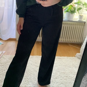 Vida byxor  - Vida svarta byxor med smala vita ränder med knytdetalj i midjan, storlek S