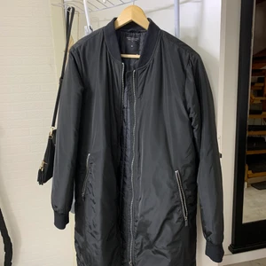 bomberjacka - helt fint lång bomberjacka ..Strl M . den använd två gånger lång 94cm