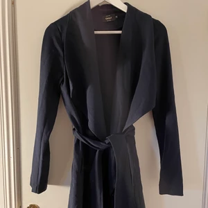 Trenchcoat  - Fin marinblå trenchcoat från Only, perfekt nu till hösten! Köparen står för frakten💖