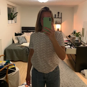 Champion T-shirt stl X-Small man  - Snygg champion t-shirt. XS på killavdelningen så skulle säga att det är en S på mig. Användes mer förr med är tyvärr inte min stil längre.