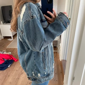 Jeansjacka - Säljer mina skitnsnygga jeansjacka från Zara! Den är i en oversized modell och använd 3 gånger, i nyskick!💕 Det är storlek XS men passar alla från XS - M pga att den är oversized. Nypris:500kr