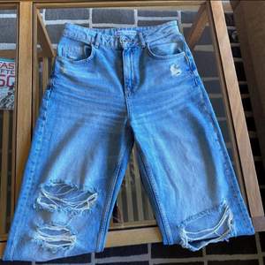Snygga och stilrena jeans från Zara. Storlek 38, motsvarar en M. Frågor eller funderingar? Hör av dig🤍