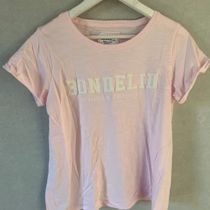 Bondelid t-shirt storlek S - En rosa t-shirt i bra skick