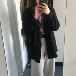 Oversized blazer/kavaj från Ginatricot  - Tunn kavaj, funkar toppen att ha som jacka på sommaren. Strl 40. Passar bra på mig som vanligtvis är en 36/38, då blir denna perfekt Oversized och man får plats med en hoodie under. Endast använd ett par gånger förra sommaren. Finns fickor på vardera höft på framsidan av jackan. ✨ möts upp i Stockholm eller köparen står för frakten✨