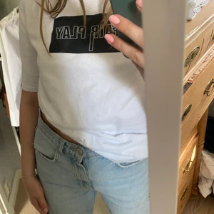 T-shirt med tryck  - Säljer en supercool t-shirt med tryck, den är i xs men är oversized😇😇