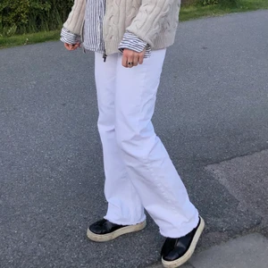 Vita zarajeans!! - Säljer här de perfekta vita jeansen!! De är den kända Zara jeansmodellen som sitter så snyggt. Jag är 1,70 och går ner till skon på mig. Bästa eftersom att de är Zaras jeans, går de att klippa av perfekt till sin längnd!! 💛 (byxorna är högmidjade). BUD:215