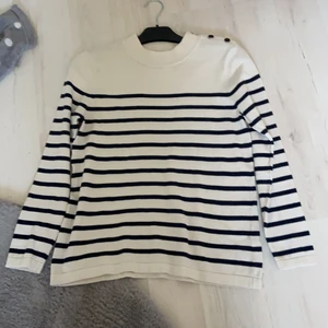 Tröja från Hamton republic  - Säljer denna eftersom att jag aldrig har haft användning för den. Säljer den för 175kr ink frakt. 