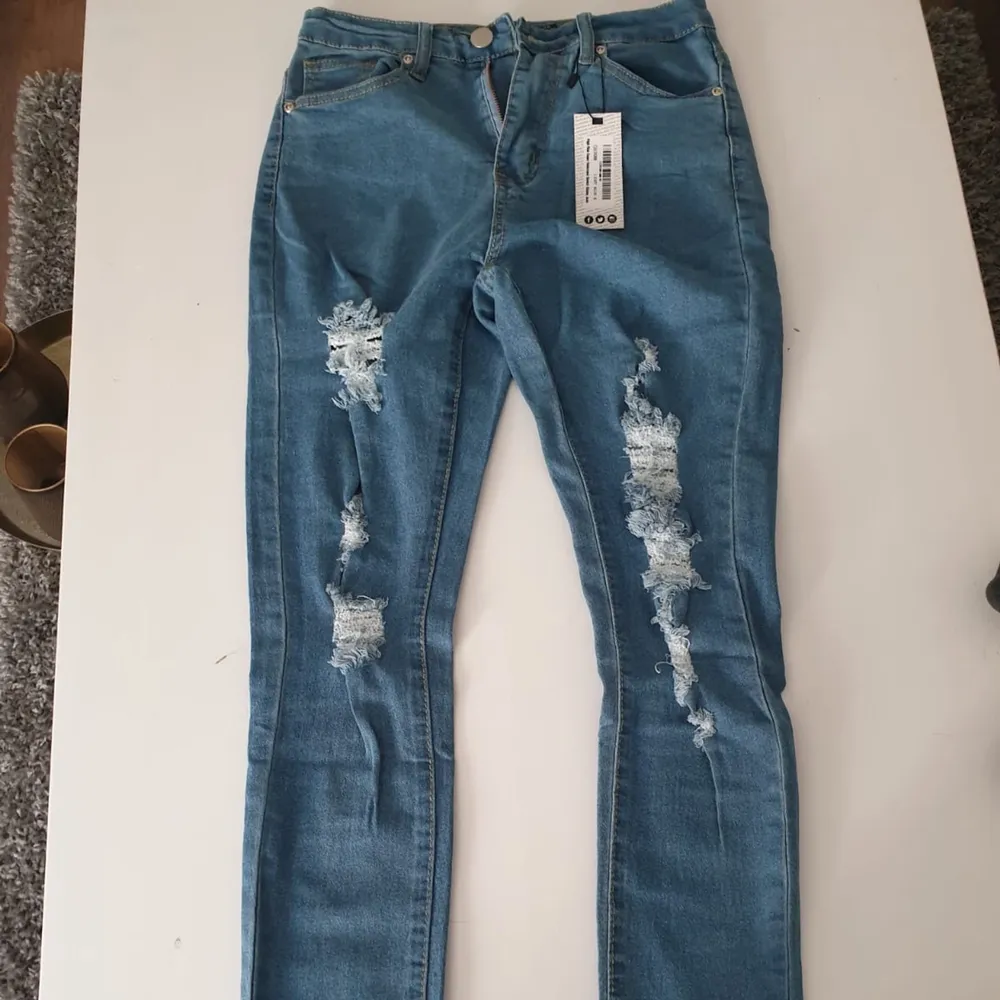 Helt nya oanvända skinny jeans från Boohoo, stl 36. Jeans & Byxor.