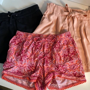 Sommriga shorts - Tre shorts, alla för 100kr eller styck för 60kr.🌸 strl s/ xs, de flerfärgade är från Hollister, de beiga är från BIK BOK och de svarta är från H&M. Köparen står för frakten🥰