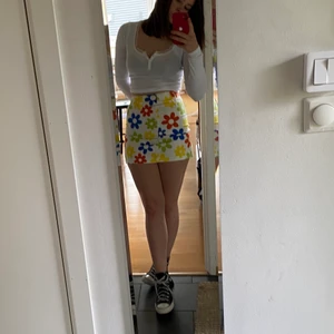 Jättefin kjol med blommor på  - Retro inspirerad kjol med söta blommor på. Köpt second hand och har därför ingen aning vart den kommer ifrån!❤️