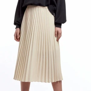 Sommar kjol🤍 - Lång sommar kjol köpt på gina tricot förra sommaren som är slutsåld nu. Använd bara 2-3 gånger, kom privat för fler bilder🤍💕