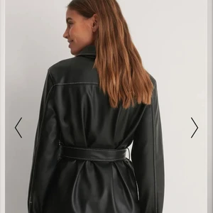 Vår/sommar jacka - Snygg skinnjacka i st 36/S. Detta har varit min favorit under hela vintern/våren men den är i fint skick och ser nästan ny ut. Den är lite för kall att ha på vintern. Köpte den för 600kr, buda privat till mig🤍🤍