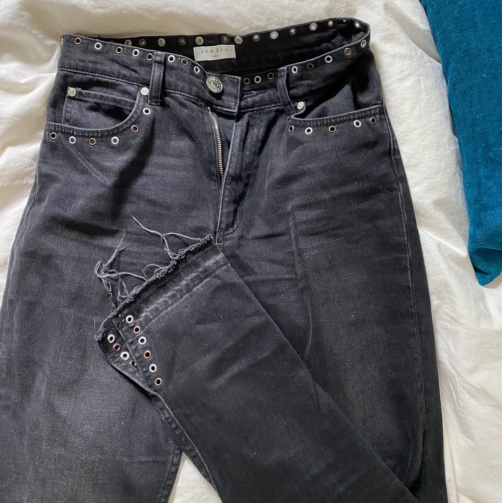 Säljer dessa superfina Sandro jeans i storlek 36, använda en gång så de är i väldigt gott skick! Köparen står för frakten, pris kan diskuteras🥰. Jeans & Byxor.