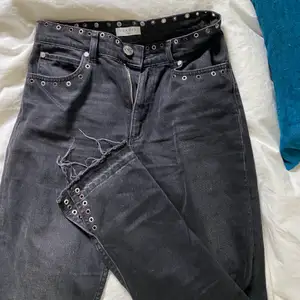 Säljer dessa superfina Sandro jeans i storlek 36, använda en gång så de är i väldigt gott skick! Köparen står för frakten, pris kan diskuteras🥰