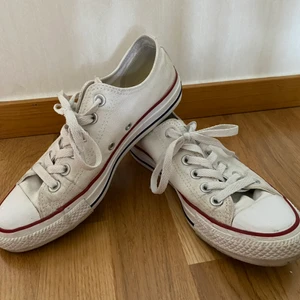 Vita converse allstar - Säljer mina låga converse allstar i vitt då jag inte använder de längre. De är i använt men fint skick därav priset. Frakt tillkommer ⭐️