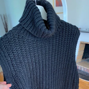 Stickad väst med polo! - Fin stickad väst från H&M, slutsåld! Använd 2-3 ggr