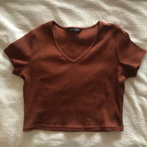 SOMMARTOPP - En superfin, trendig, brun topp! Skriv om du är intresserad (ser mer orange ut på bilden är verkligheten)