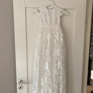 Dopklänning med dopmössa och skor  - Dopklänning med dopmössa och skor i spets från märket Little P. Allt är i mycket bra skick. 