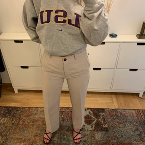 Kostymbyxor Mango - Så snygga kostymbyxor från Mango! I ljusgrå färg med coola fickor baktill. Använda ett fåtal gånger och är i så bra skick! Jag är 174 cm. I strl 36, säljer för 100kr exklusive frakt🤗💚