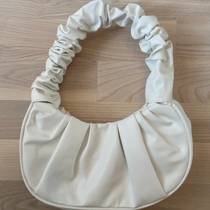 Vit väska  - Vit väska från SHEIN, aldrig använd. 40 kr + frakt 