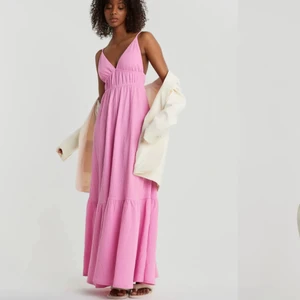 Klänning - Intressekoll på denna fina klänningen från Gina som är helt slutsåld. Helt ny med lapparna kvar! I storlek M men passar mig som vanligtvis har S. Skriv privat vid frågor eller liknande🤍