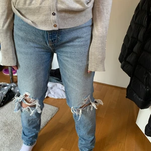 Zara jeans - As snygga zara jeans med snygga hål! Start bud: 150kr💝