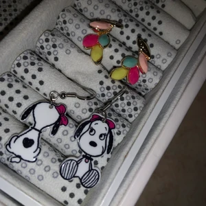 Örhänge.  - Två använda örhängen, båda är för 30kr medans en är 15kr 