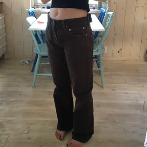 Bruna Levis jeans - Supersnygga bruna Levis jeans. Har själv sytt om dom lite så de ska passa mig bättre, dock är dom fortfarande lite förstora för mig i midjan som har cirka w25/S. Jag är 168cm och de går ner till marken på mig. 💕