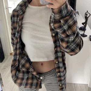 Rutig skjorta - Säljer denna superfina skjorta. Kan användas som både tjocka eller kofta/tröja. Storlek M så lite oversized på mig som vanligtvis har Xs.❤️ Frakt tillkommer på 66kr och är spårbar!