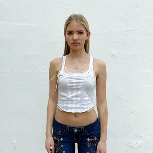 Topp no: 3 - Ezzie x Plick - Vit topp med spetsdetaljer och vit snörning. Gjord från secondhand t-shirts. Designad av Ezzie i samarbete med Ebba Martin.  (Shipping outside of Sweden costs extra, DM for further info)