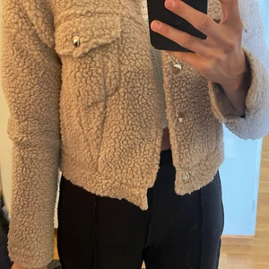 Teddyjacka - Svinmysig beige jacka till alla årstider. 