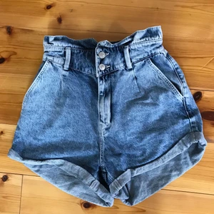 Paperbag shorts - Ett par paperbagshorts i jeanstyg, från bershka. Passar bra till sommaren.