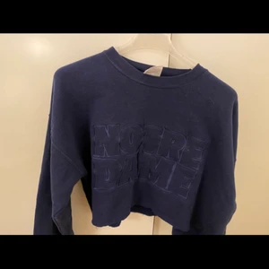 Croppad hoodie - Säljer den croppad hoodien som är köpt second hand på beyond retro. Jag har aldrig använt men skickat är begagnat. Strl XL men sitter snyggt oversized på mig med S. En tråd har gått upp vid kragen men går lätt att fixa💞