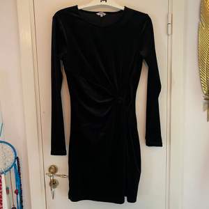 En fin svart festklänning som inte kommer till användning. Skicket är som ny! Klänningen är från märket mbyM.